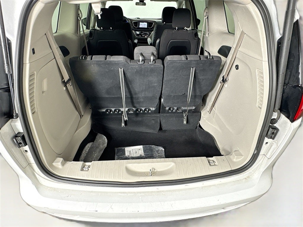 2022 Chrysler Voyager LX