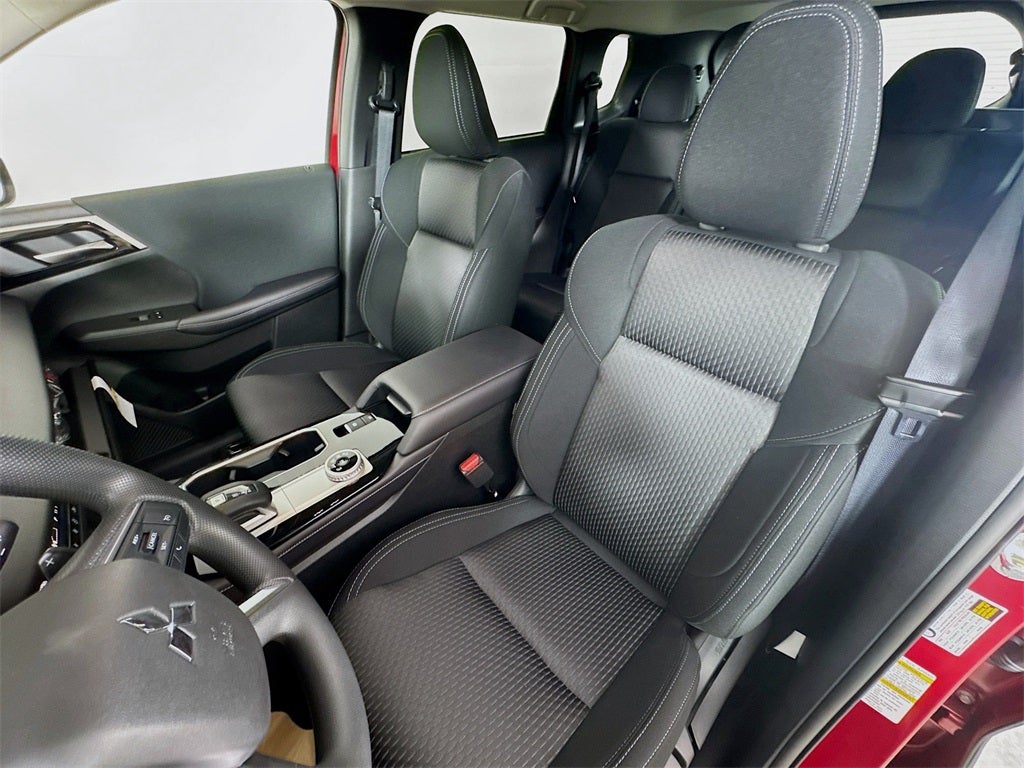 2025 Mitsubishi Outlander ES